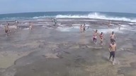 Australia: Ogromna fala VS plażowicze