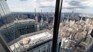 Widok z wieżowca Edge NYC.  Edge - najwyższy taras widokowy.  Taras widokowy ze szklaną podłogą.
