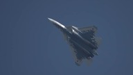 Pokaz w powietrzu rosyjskiego SU-57 na Targach AERO INDIA 2025