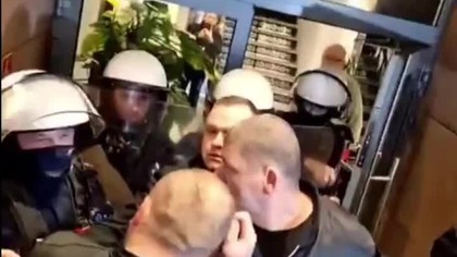 24. 10. 2022r Szarpanina g&oacute;rnik&oacute;w z policją pod drzwiami biura poselskiego Morawieckiego w Katowicach!!!