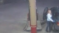 Uwaga!!! Kobieta tankuje auto