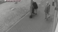 Wyrzucili szczeniaka do kosza na śmieci