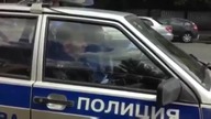 Rosyjski kierowca opiepsza policjantów