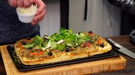 Pissaladiere cebulowa pizza na grubym cieście