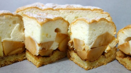 Jabłecznik Deluxe  delikatne kruche ciasto, soczyste jabłka z cynamonem i lekka pianka budyniowa