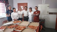 Seniorzy z Jesieni na letniej świętowali dzień pizzy w iście włoskich stylu