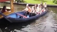 Filmik o tym jak 6 kobiet steruje łódką