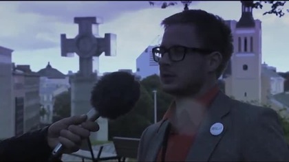Piorun trafił w mikrofon reportera