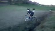 Nieudany skok na rowerze