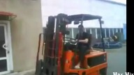 "Szaleńcy" w w&oacute;zkach widłowych 