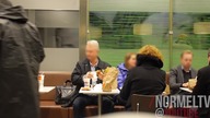 Głodny bezdomny próbował ukraść jedzenie.  To jak reagowali ludzie...