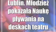 Lublin.  Młodzież pokazała Naukę pływania na deskach teatru