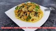 Makaron z kurczakiem, pieczarkami i marchewką.  Prosty przepis na pyszny i szybki obiad.