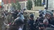 Uścisk funkcjonariusza policji w Louisville, Kentucky.