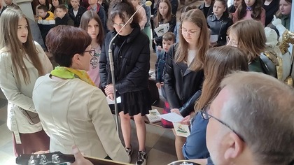 Składamy Ci, Ojcze - pieśń w wykonaniu scholi Aniołki z Markuszowa.