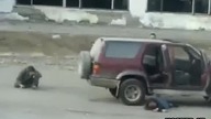 Szef motywuje śpich&oacute;w do pracy Russian Boss Beats Up Two of His Workers