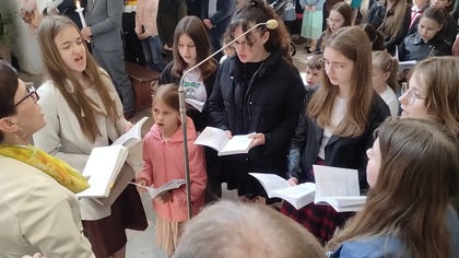 Zmartwychwstał Pan, pieśń w wykonaniu scholi Aniołki z Markuszowa.
