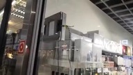 2019 a robot myje nasze szyby w Bytomiu perfumeria millor