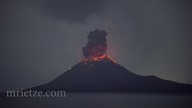 Aktywność wulkaniczna Krakatoa w nocy