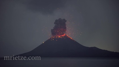 Aktywność wulkaniczna Krakatoa w nocy