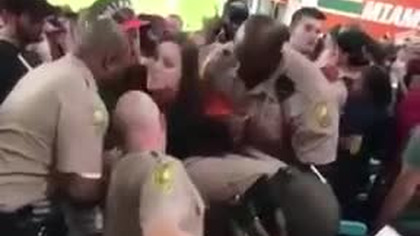 Ochrona kontra kompletnie pijana dziewczyna