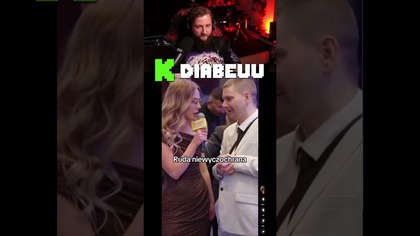 ruda nie wyczochrana w rózowych włosach