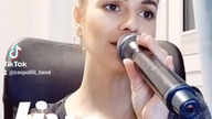 Lili śpiewa w domu, zobacz jak ćwiczy podczas live na TikToku  #Live #tiktok