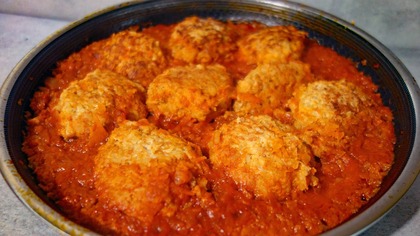 Tani i syty obiad dla całej rodziny! Klopsiki duszone w aromatycznym sosie pomidorowym.