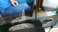 Kierowca MZK Toruń wyrzuca odliczone pieniądze na podłogę