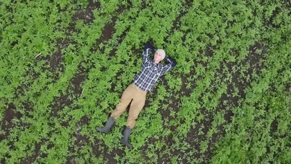 Gościem Tomasza J. Kosińskiego jest Maciej Kowalski, rolnik, przedsiębiorca i aktywista konopny, założyciel firmy Kombinat Konopny. [R78]

Linki Maćka:
Strona https://kombinatkonopny.pl/
Facebook https://web.facebook.com/kombinatkonopny/photos?_rdc1&_rdr#
YouTube https://www.youtube.com/@kombinatkonopny

Muzyka (za zgodą twórcy): Maciej Chachaj - Mantra 2 Wida Isa Dare, skomponowana z inspiracji książką  Runy słowiańskie Tomasza J. Kosińskiego
------------------------------------------------------------------------------------
Zgłoszenia do programu prosimy wysyłać do prowadzącego 
- na adres E-mail tomasz[at]kosinski.pl 
- na numer WhatsApp +63 956 961 0674
------------------------------------------------------------------------------------
Zobacz całą serię: https://www.youtube.com/playlist?listPLqNgAk3B09Wqo7t25vUgTpad8sKLTQ43h
-------------------------------------------------------------------------------------
Zacznij wspierać ten kanał, a dostaniesz bonusy:
https://www.youtube.com/channel/UCZdpfHkscqF6ZDJTVcojP3g/join

Wesprzyj autora na Patronite: https://patronite.pl/TJK
Postaw kawkę na Suppi: https://suppi.pl/tjkosinski
Zrzutka na Wedukację: https://zrzutka.pl/sc4k7u

Zobacz strony:
https://kosinski.pl
https://wedukacja.pl

Facebook:
Grupa dyskusyjna Wedukacja https://web.facebook.com/groups/wedukacja
Fanpage WEDUKACJA https://web.facebook.com/WEDUKACJA
Strona autorska Tomasza J. Kosińskiego https://web.facebook.com/tomaszjkosinski

Telegram: https://t.me/wedukacja 
Discord: Wedukacja https://discord.com/channels/1301598548336443477/1304081929733144639

#słowianie #slowianie #wiedza #zakazanawiedza #tajemnice #sekrety #zagadkiistorii #zagadki #natura #świadomość #tożsamość #prawda #rozwójosobisty #rozwój #rozwójduchowy #rozwojosobisty #poszukiwania #ciekawostki #praweda #wedukacja #TomaszJKosinski