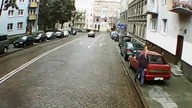 Policjant po cywilnemu zatrzymuje kierowcę i wmawia mu wykroczenie