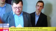 Zbigniew Stonoga zrywa bransoletkę z nogi podczas konferencji prasowej 