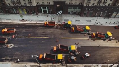 Układanie nowej nawierzchni asfaltowej na ulicy w Moskwie