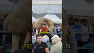 PRZYSIADY Z OWCĄ NA BARKACH