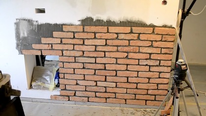 Cz.1 - Ściana z surowej cegły , imitacja ściany z cegły bez tynku. Kawalerka 31 m2 w bloku