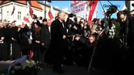 Jarosław Kaczyński składa kwiaty pod Pałacem Prezydenckim