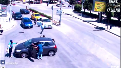 Dziecko wypada z jadącego samochodu