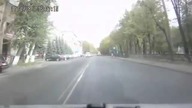 Dzieci wesoło wybiegły ze szkoły