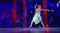 Tancerka łamie nos podczas występu
