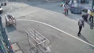 Wściekły pies brutalnie atakuje małe dziecko w ramionach matki.  Przechodnie próbują interweniować