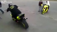 Motocyklista z dużym zaufaniem kolegów