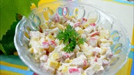 Sałatka z paluszkami surimi, ananasem i żółtym serem + film - Jak zrobić - [Smakowite Dania]