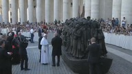 Franciszek w hołdzie uchodźcom.  Na ich czele stanął żyd z walizką [WIDEO]