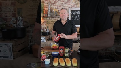 Hot dog z duuużą kiełbasą i pikantną salsą / Oddaszfartucha