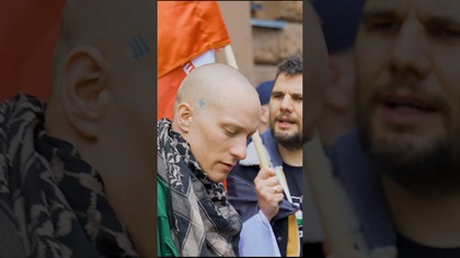 Podoba wam się taki tatuaż? Trzy strzałki na czole.