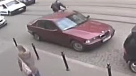 Najpierw kijowe parkowanie a potem złamane drzwi