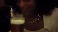 Dziewczyna daje popis w barze