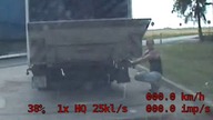 40 osób jechało jedną cieżarówką na pace. Zatrzymała ich policja