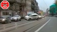 Bezmyślny kierowca doprowadza do zderzenia trzech aut.  STOP PIRAT