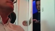 Dwóch pasażerów samolotu wychodzi z jednej toalety